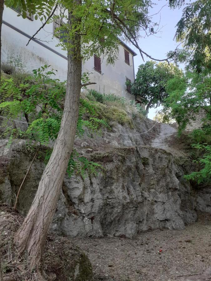 Отель Locanda Delle Grotte Di Onferno Джеммано Экстерьер фото