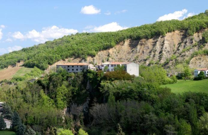 Отель Locanda Delle Grotte Di Onferno Джеммано Экстерьер фото