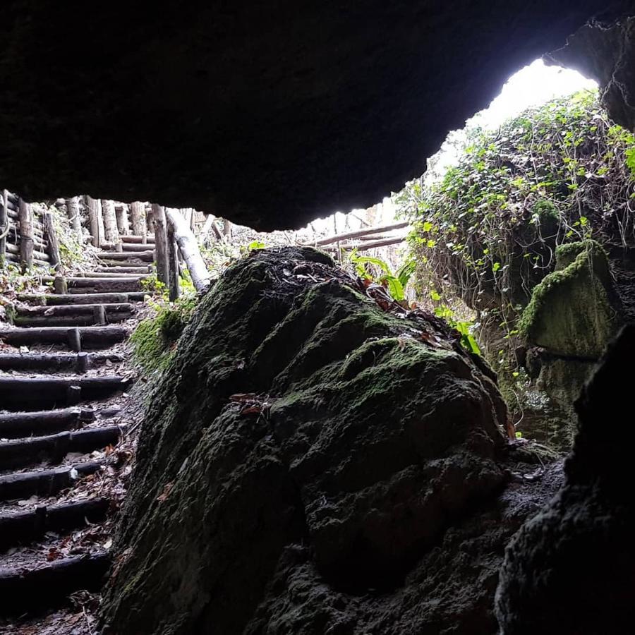 Отель Locanda Delle Grotte Di Onferno Джеммано Экстерьер фото